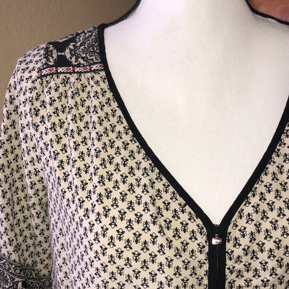 🌺 Maurices 3/4 Sleeve Blouse - Picture 4 of 8